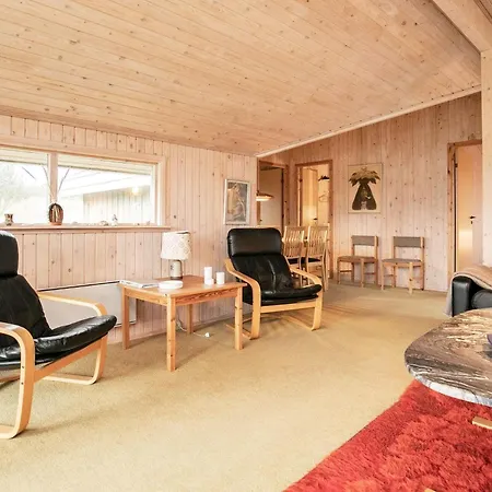 Spacious Retreat With Views - By Traum